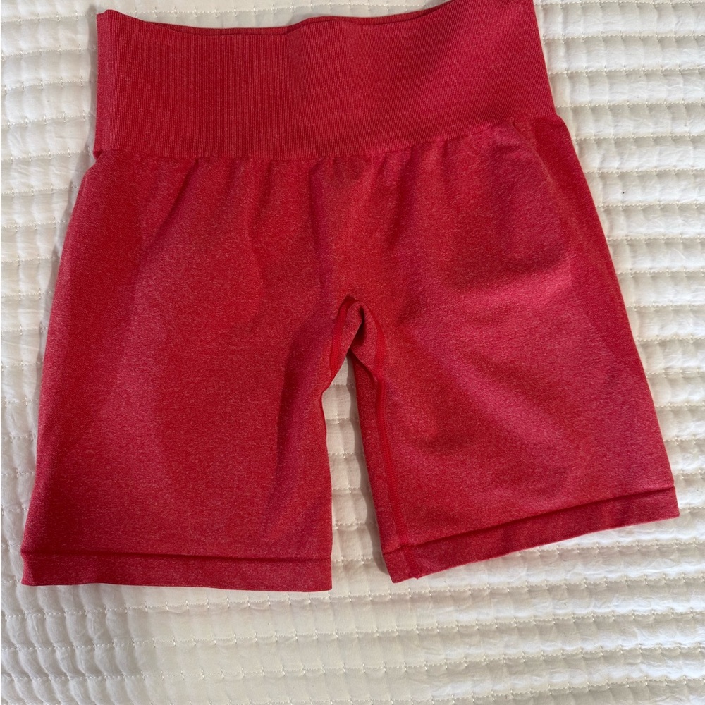 NVGTN Candy Apple Mid Rise Contour Seamless Shorts